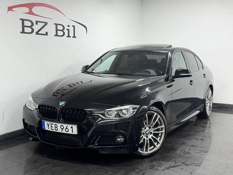 Svart Begagnad 2016 BMW 318 M Sport Sedan | 184 900 kr (Marknadspris) - Bild 1/4