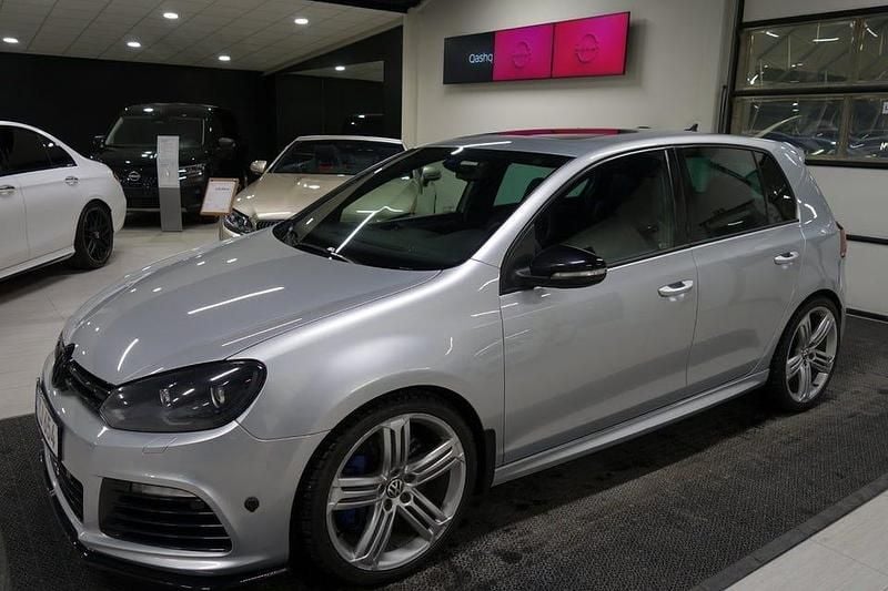 Silver Begagnad 2011 VW Golf VI R Halvkombi | 159 000 kr - Bild 1/4