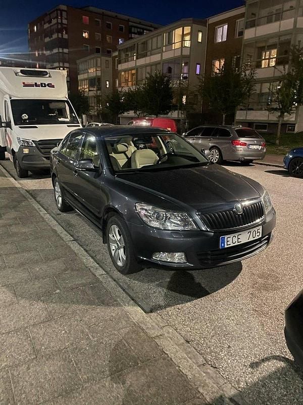 Grå Begagnad 2011 Skoda Octavia Elegance Halvkombi | 90 000 kr (Marknadspris) - Bild 1/4