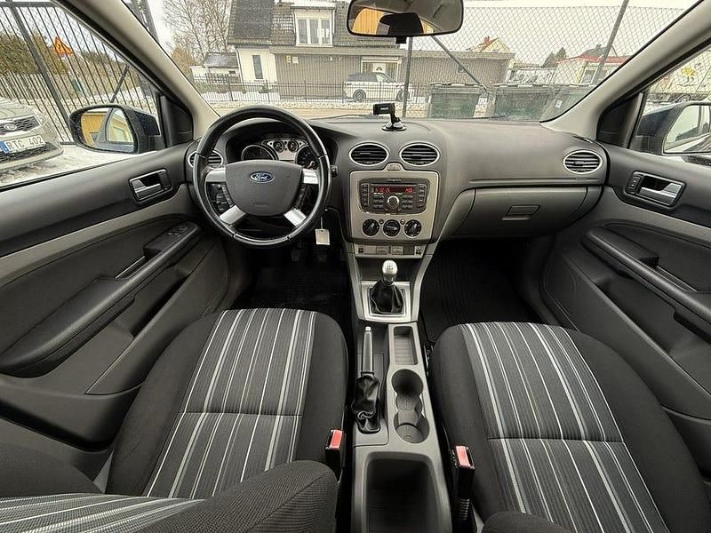 Begagnad Ford Focus Trend 90 HK (66 kW) 2011 Blå Kombi