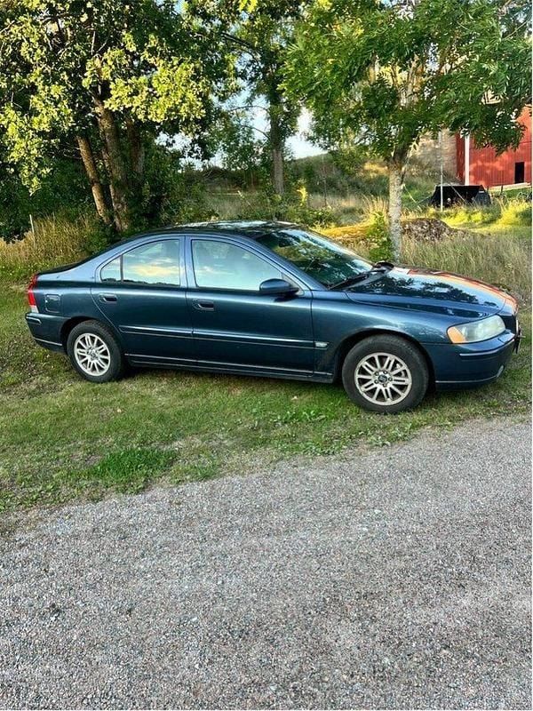 Blå Begagnad 2006 Volvo S60 Momentum Sedan | 15 000 kr (Bra pris) - Bild 1/4