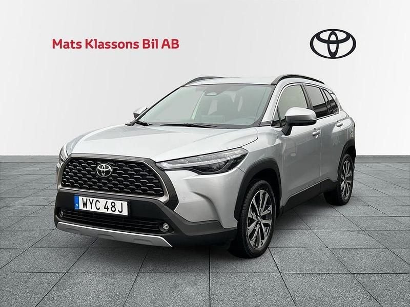 Silver Begagnad 2025 Toyota Corolla Cross Style SUV | 399 000 kr (Marknadspris) - Bild 1/4