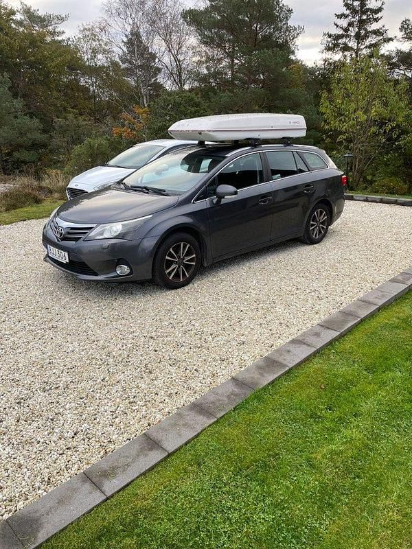Mörkgrå (gråmetallic) Begagnad 2014 Toyota Avensis Business Edition Kombi | 79 900 kr (Marknadspris) - Bild 1/2