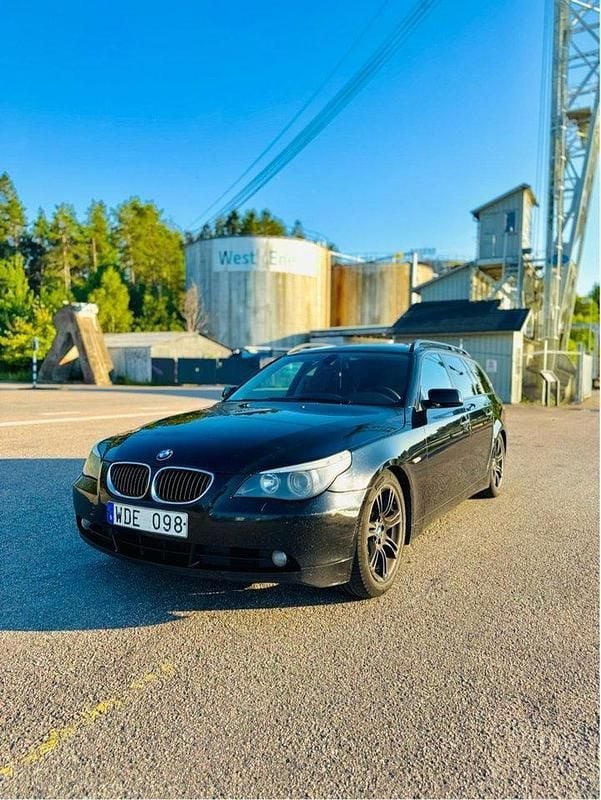 Svart Begagnad 2005 BMW 545 Comfort Edition Kombi | 69 900 kr - Bild 1/4