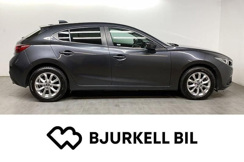 Grå Begagnad 2015 Mazda 3 Inclusive Halvkombi | 159 900 kr (Marknadspris) - Bild 1/4