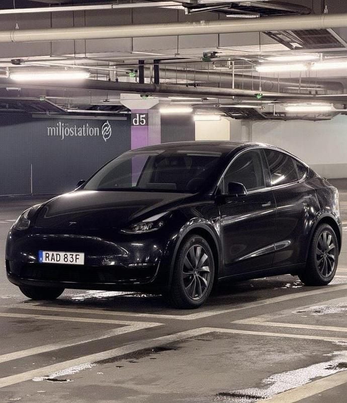 Svart Begagnad 2023 Tesla Model Y Standard Range SUV | 379 000 kr (Marknadspris) - Bild 1/4