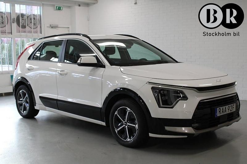 Vit Begagnad 2023 Kia Niro Advance SUV | 229 900 kr (Bra pris) - Bild 1/4