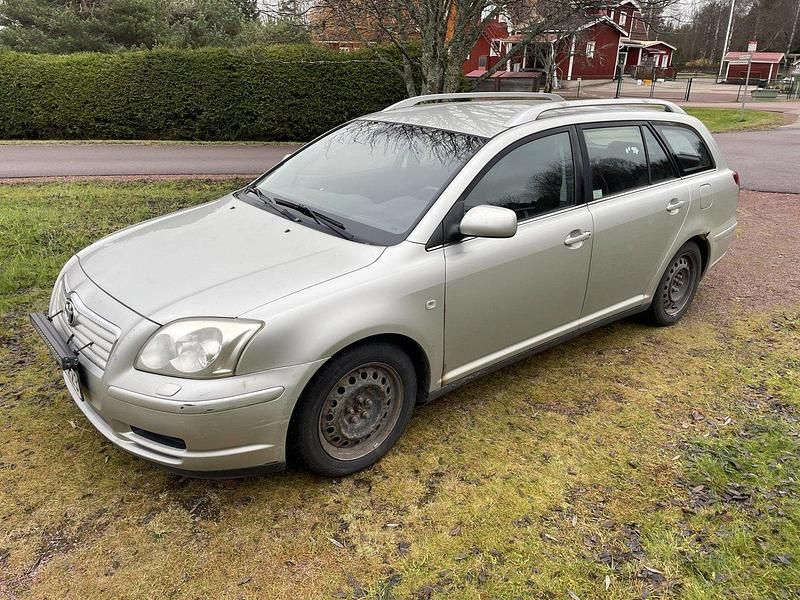 Silver Begagnad 2005 Toyota Avensis Kombi | 5 000 kr (Superpris) - Bild 1/4