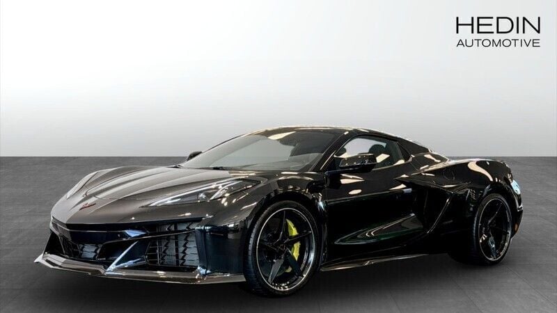 Svart (black) Ny 2024 Chevrolet Corvette E-Ray Cab | 2 355 940 kr - Bild 1/4
