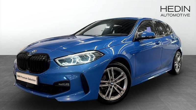 Begagnad 2025 BMW 118 M Sport Halvkombi | 284 700 kr - Bild 1/4