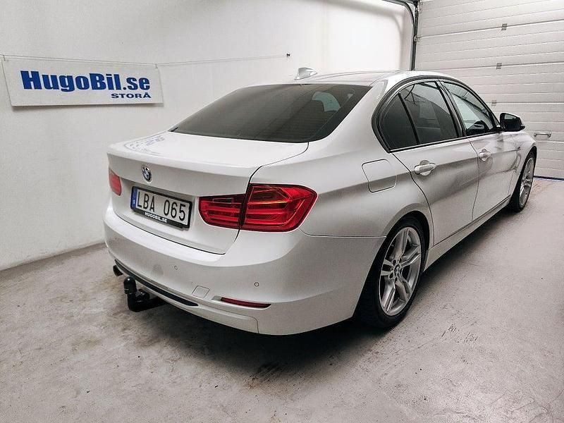 Begagnad BMW 320 Sport Line 184 HK (135 kW) 2013 Vit Sedan