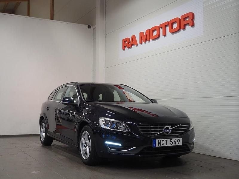 Mörkblå (blå metallic) Begagnad 2016 Volvo V60 Momentum Kombi | 199 900 kr (Marknadspris) - Bild 1/4