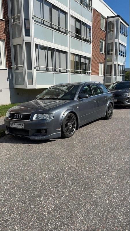 Grå Begagnad 2004 Audi A4 Comfort Kombi | 22 000 kr (Marknadspris) - Bild 1/3