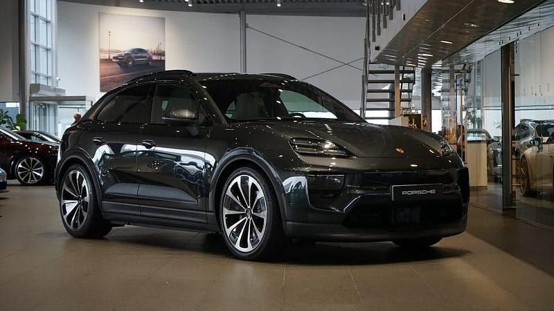 Grå Ny 2025 Porsche Macan 4 Electric SUV | 1 139 000 kr (Dyr) - Bild 1/4