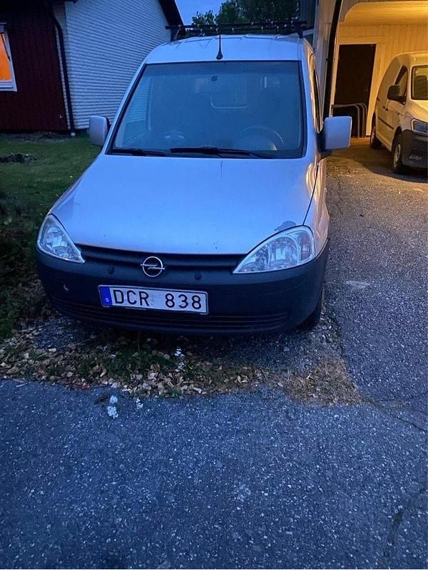 Grå Begagnad 2007 Opel Combo Minibuss | 18 000 kr (Marknadspris) - Bild 1/4