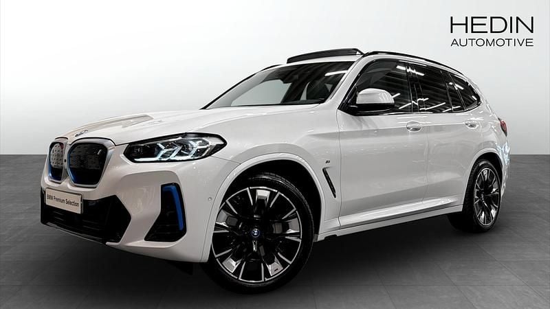 Vit Begagnad 2022 BMW iX3 M Sport SUV | 478 700 kr (Marknadspris) - Bild 1/4