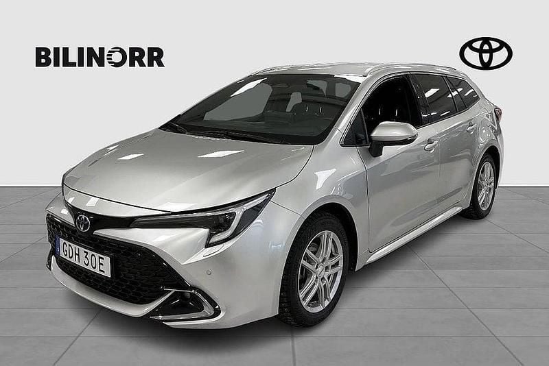 Silver Begagnad 2023 Toyota Corolla Executive Kombi | 339 900 kr (Lite dyr) - Bild 1/3
