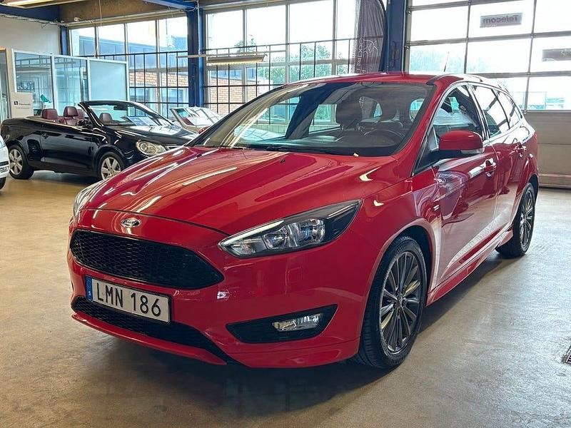 Röd Begagnad 2017 Ford Focus ST-Line Kombi | 125 000 kr (Marknadspris) - Bild 1/4