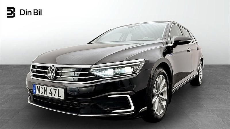 Deep black pearl Begagnad 2023 VW Passat Executive Kombi | 359 900 kr (Lite dyr) - Bild 1/4