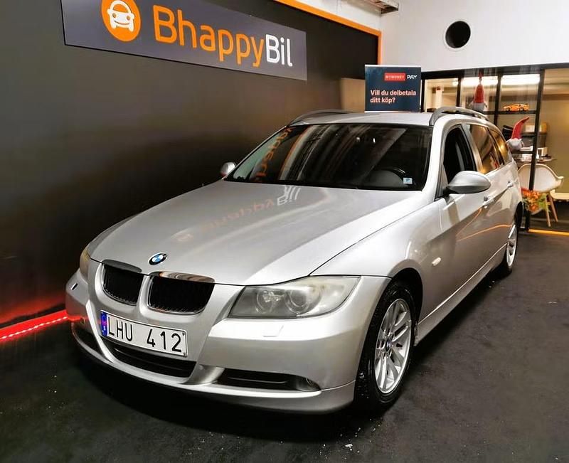 Grå Begagnad 2008 BMW 320 Advantage Kombi | 59 900 kr (Bra pris) - Bild 1/4