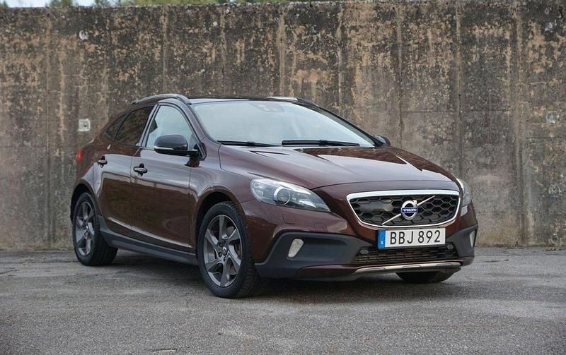 Brun Begagnad 2015 Volvo V40 CC Summum Kombi | 134 900 kr (Lite dyr) - Bild 1/4