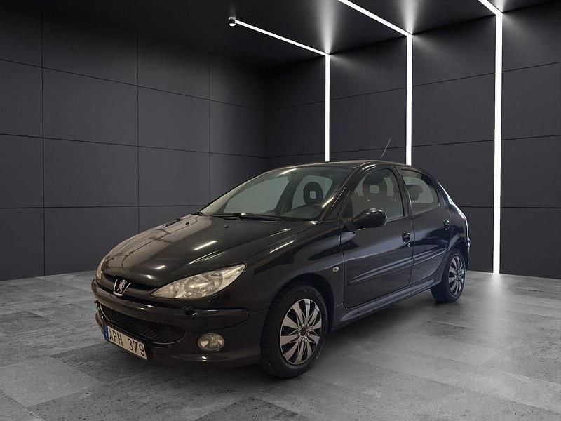 Svart Begagnad 2006 Peugeot 206 Halvkombi | 19 900 kr (Marknadspris) - Bild 1/4