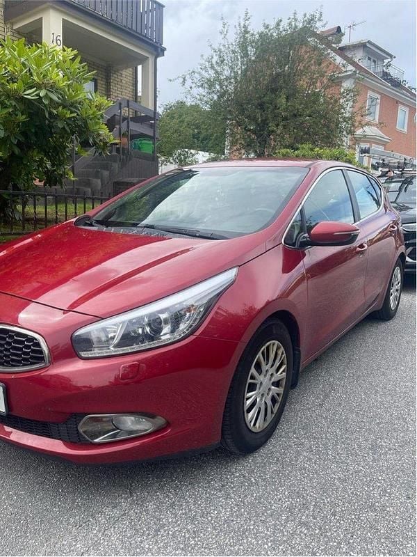 Röd Begagnad 2015 Kia Ceed Comfort Halvkombi | 69 999 kr (Marknadspris) - Bild 1/4