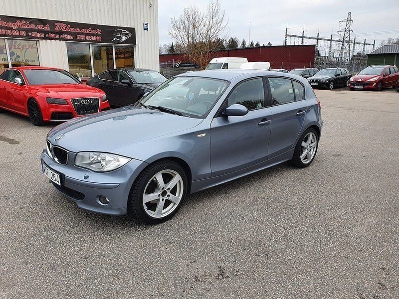 Ljusblå Begagnad 2004 BMW 118 Advantage Halvkombi | 32 900 kr (Bra pris) - Bild 1/4