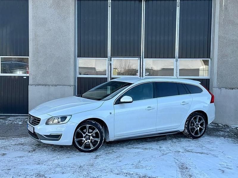 Vit Begagnad 2015 Volvo V60 Ocean Race Kombi | 109 900 kr (Bra pris) - Bild 1/4