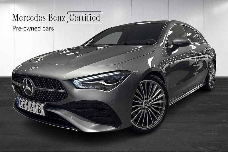 Mörkgrå Begagnad 2025 Mercedes CLA200 Shooting Brake AMG Kombi | 379 000 kr (Marknadspris) - Bild 1/4