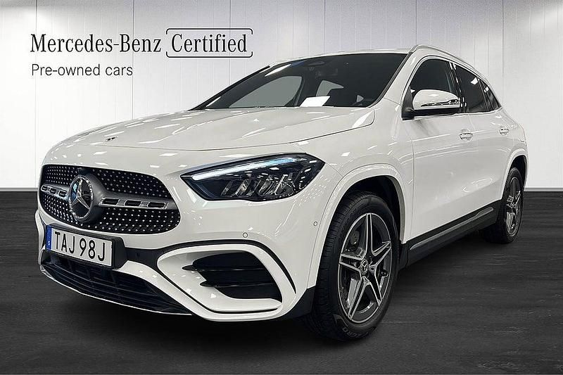Vit Begagnad 2023 Mercedes GLA250 AMG SUV | 449 000 kr (Marknadspris) - Bild 1/4