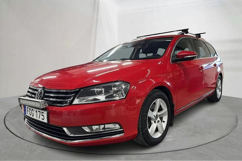 Röd Begagnad 2015 VW Passat Kombi | 108 000 kr (Bra pris) - Bild 1/4