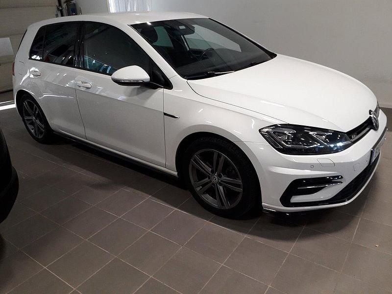 Vit Begagnad 2019 VW Golf VIII R-line Halvkombi | 199 000 kr (Marknadspris) - Bild 1/4
