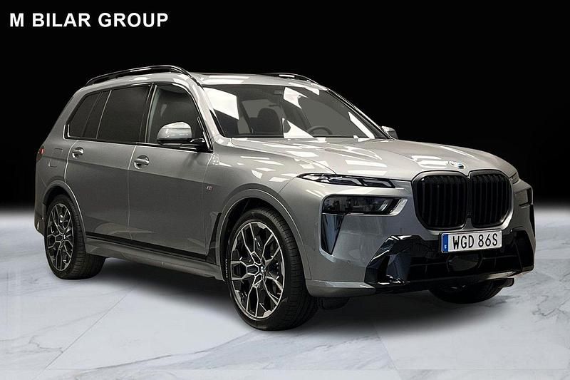 Grå Ny 2025 BMW X7 Comfort Edition SUV | 1 385 300 kr - Bild 1/4