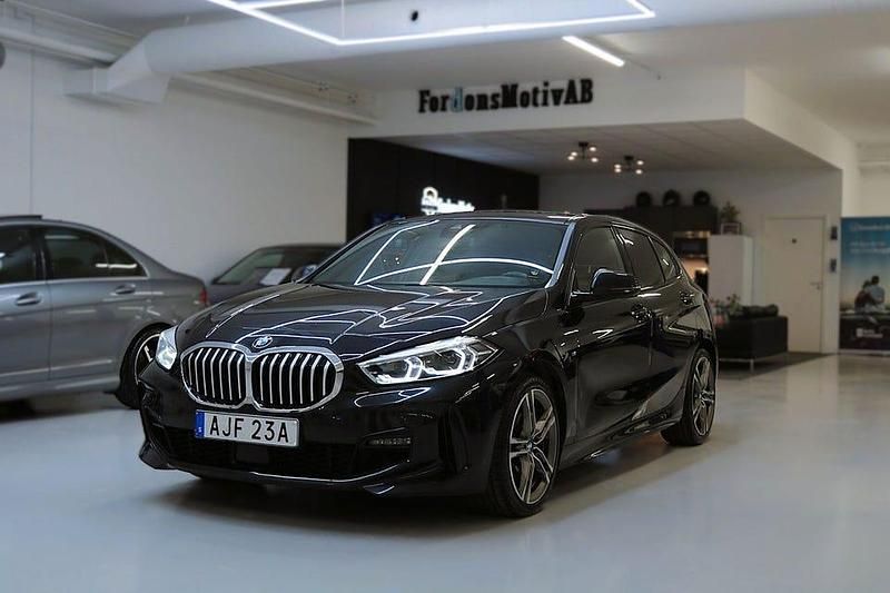 Svart Begagnad 2020 BMW 118 M Sport Halvkombi | 209 900 kr (Marknadspris) - Bild 1/4