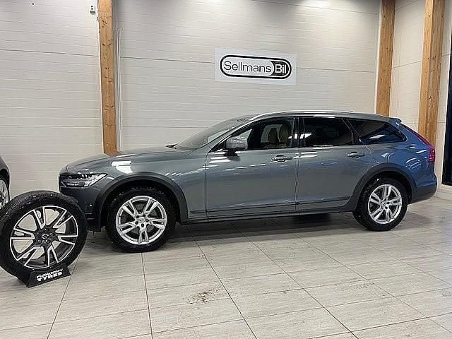 Grå Begagnad 2017 Volvo V90 CC Inscription Kombi | 309 000 kr (Marknadspris) - Bild 1/4