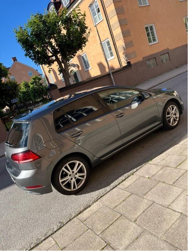 Grå Begagnad 2019 VW Golf VII Halvkombi | 159 000 kr (Bra pris) - Bild 1/4