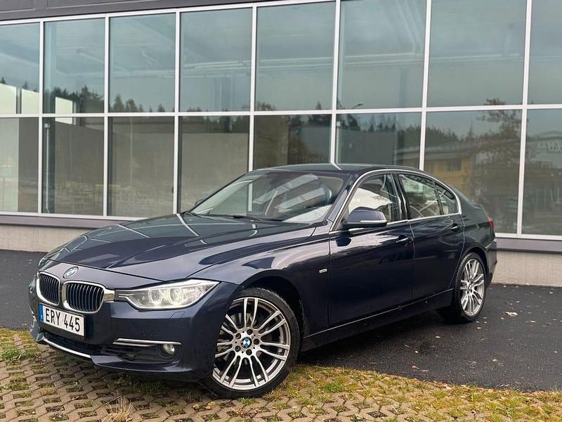Blå Begagnad 2013 BMW 320 Luxury Line Sedan | 134 900 kr (Bra pris) - Bild 1/4