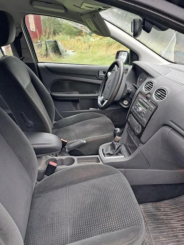 Svart Begagnad 2005 Ford Focus Kombi | 14 500 kr (Marknadspris) - Bild 1/4