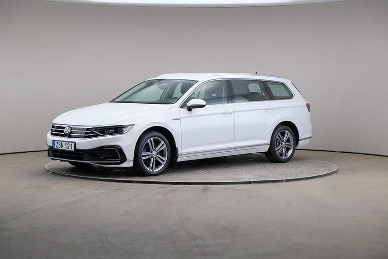 Vit Begagnad 2021 VW Passat Executive Kombi | 234 000 kr (Marknadspris) - Bild 1/4