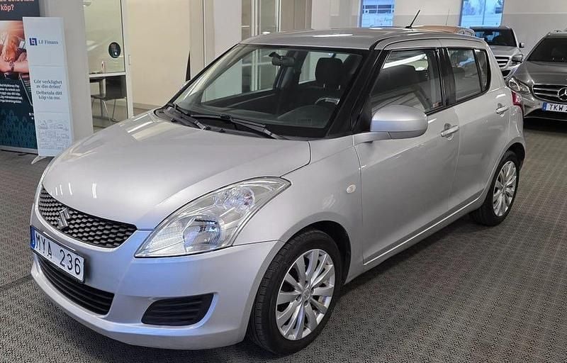 Grå Begagnad 2012 Suzuki Swift Halvkombi | 59 900 kr (Marknadspris) - Bild 1/4