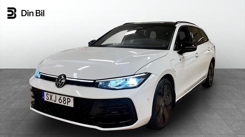 Vit Begagnad 2025 VW Passat R-line Kombi | 574 800 kr - Bild 1/4