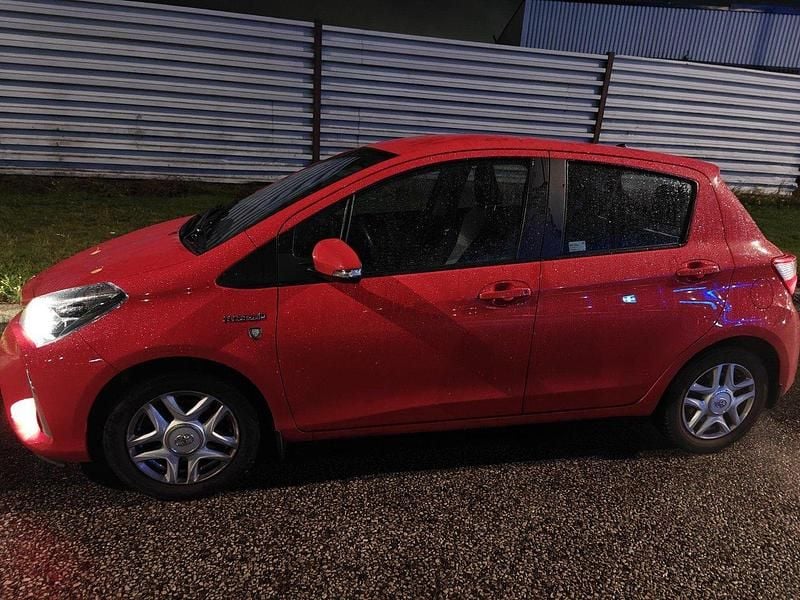 Röd Begagnad 2018 Toyota Yaris Hybrid Halvkombi | 139 900 kr (Superpris) - Bild 1/4