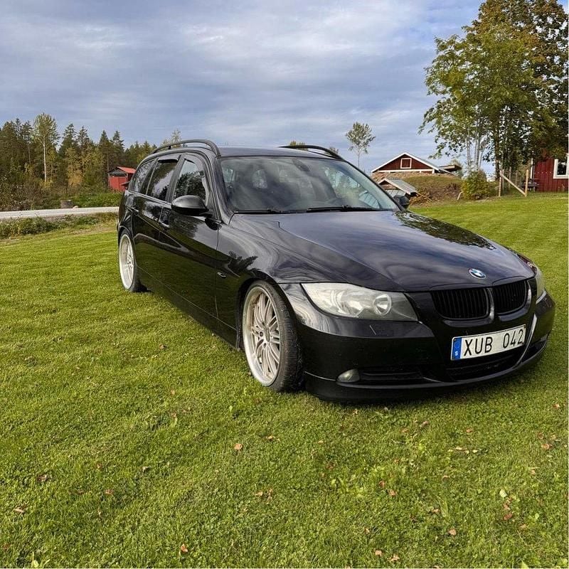 Grå Begagnad 2006 BMW 320 Advantage Kombi | 52 000 kr (Marknadspris) - Bild 1/4
