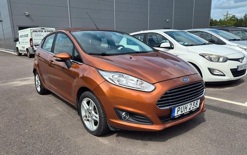 Brun Begagnad 2014 Ford Fiesta Titanium Halvkombi | 59 900 kr (Marknadspris) - Bild 1/4