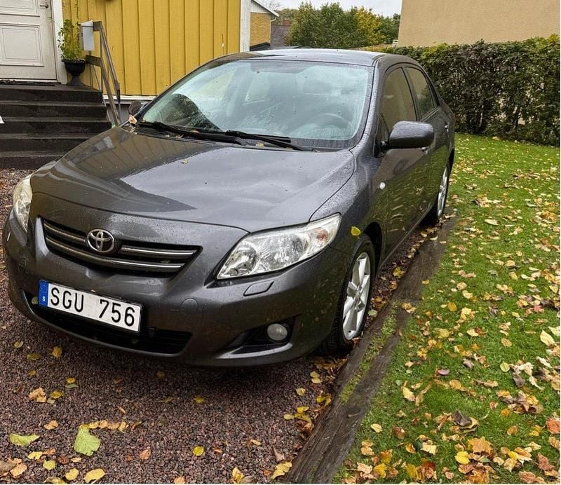 Grå Begagnad 2008 Toyota Corolla Sedan | 46 000 kr (Marknadspris) - Bild 1/4