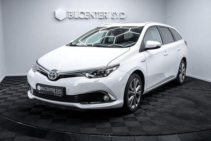 Vit Begagnad 2016 Toyota Auris Executive Kombi | 169 900 kr (Lite dyr) - Bild 1/4