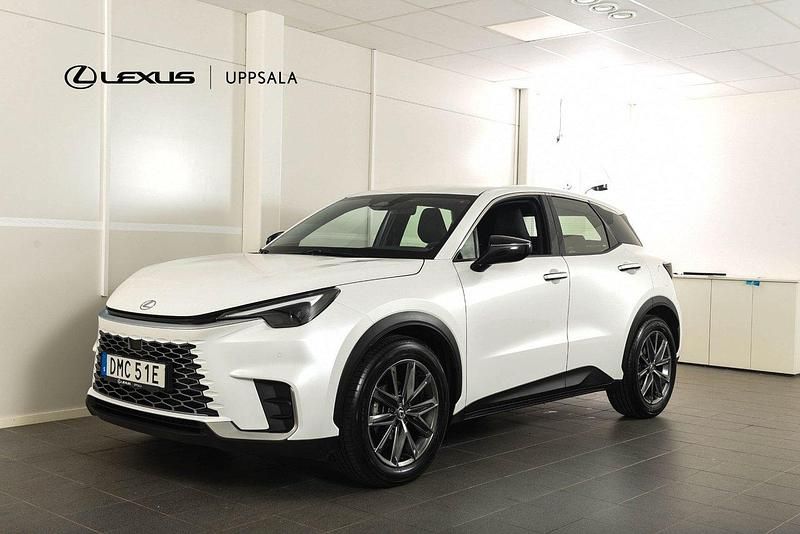 Vit (vitmetallic) Begagnad 2024 Lexus LBX SUV | 364 900 kr (Bra pris) - Bild 1/4