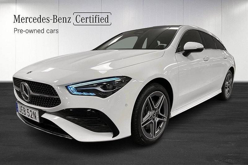Vit Begagnad 2024 Mercedes CLA250e Advanced Plus Sedan | 399 000 kr (Marknadspris) - Bild 1/4