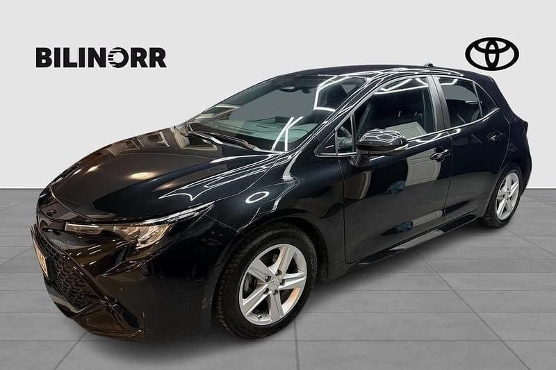 Svart Begagnad 2024 Toyota Corolla Hybrid Active Halvkombi | 299 900 kr (Marknadspris) - Bild 1/4
